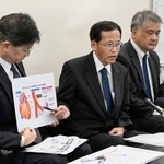 　医療事故について説明する鳥取県立中央病院の千酌浩樹病院長（中央）ら＝１日午後、鳥取市