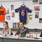 　和解成立後に記者会見する伊藤駿希さんの遺族＝１日午後、大津市