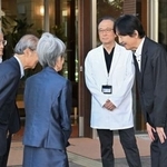 　済生会熊本病院に到着され、関係者の出迎えを受ける秋篠宮さま＝１日午後、熊本市（代表撮影）