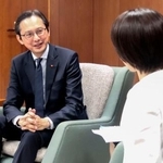 　広島県の横田美香知事（右）と面会するベトナムのドー・フン・ビエット国連大使＝１日午後、広島県庁