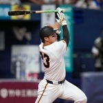 　９回巨人１死二、三塁、石塚がサヨナラの右犠飛を放つ＝京セラドーム