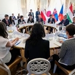 　茂木外相が訪問先のスロバキアで出席した欧州４カ国との会合＝１日、ブラチスラバ（外務省提供）