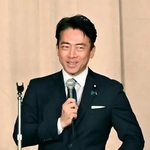 　静岡県掛川市で講演する小泉防衛相＝１日夜