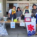 　ボランティアにかき氷を振る舞う企画に参加した浦本晴美さん（右端）と宇土市の住民＝８月、熊本県宇土市