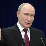 　２日、キルギス・ビシケクで記者会見するロシアのプーチン大統領（タス＝共同）
