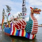 　鹿島神宮式年大祭「御船祭」でみこしを載せ運ぶ「御座船」＝２日午後、千葉県香取市