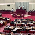 　信頼回復に努めるよう福岡県議会へ要請する決議を可決した福岡市議会＝２日午前