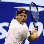 　男子シングルス１回戦でプレーするアレクサンダー・ズベレフ＝ニューヨーク（ゲッティ＝共同）