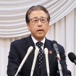 　記者会見で４選不出馬を表明する札幌市の秋元克広市長＝２日午後
