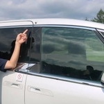 　ユーザーの動きを検知する車載カメラを指さすアイシンの担当者＝８月、北海道豊頃町
