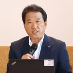 　国内販売網の構造変革の進み具合について説明するマツダの三浦忠理事・国内ブランドビジネス統括本部長＝２日午後、横浜市鶴見区