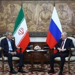 　１日、キルギス・ビシケクで会談するロシアのプーチン大統領（右）とイランのペゼシュキアン大統領（イラン大統領府提供・ゲッティ＝共同）