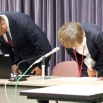 　記者会見で社主のハラスメント事案について謝罪する東京エムケイの松原京美社長（右）ら＝２日午後、国交省