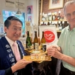 　米ニューヨーク・ブルックリンの酒店で行われた試飲会で鳥取県の日本酒を振る舞う平井伸治知事（左）＝２日（共同）