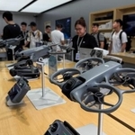 　中国のドローン世界最大手ＤＪＩの店舗に並ぶ製品＝８月、深☆（土ヘンに川）（ゲッティ＝共同）