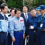 　千葉豪雨で動かなくなり撤去された車両の仮置き場を視察する金子国交相（手前左から２人目）＝３日午前、千葉市