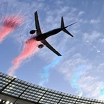 　南アフリカ・ケープタウンにあるスタジアムの上を低空飛行する旅客機＝８月２９日（ＡＰ＝共同）