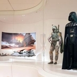 　ジョージ・ルーカス監督らが設立した美術館で、展示された「ダース・ベイダー」の衣装（右）など＝２日、米ロサンゼルス（共同）