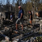 　スペイン・マドリード近郊の山火事、焼けたキャンプ場から持ち物を探す人たち＝７月（ＡＰ＝共同）