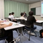 　パナソニックグループの社員から講義を受ける国立高専の学生ら＝３日午後、大阪府枚方市