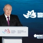 　３日、ロシア極東ウラジオストクでの東方経済フォーラムで演説するプーチン大統領（タス＝共同）