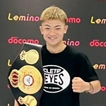 　試合から一夜明け、記者会見でポーズをとる吉良大弥＝３日、東京都内