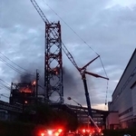　煙が上がる日本製紙八代工場＝３日午後６時４８分、熊本県八代市