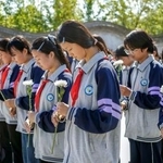 　「抗日戦争勝利記念日」を迎え、黙とうをささげる学生＝３日、中国河北省遵化市（新華社＝共同）