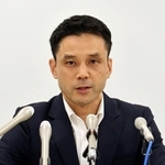 　記者会見する前人事部長の久保田淳氏＝３日午後、横浜市役所