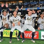 　王子に勝利し喜ぶ西濃運輸ナイン＝東京ドーム
