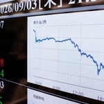 　一時１ドル＝１５５円台後半を付け、１日で４円近く急伸した円相場の推移を示すモニター＝３日夜、東京・東新橋