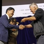 　授賞式に代理で出席し、イグ・ノーベル賞を受け取る旭川医科大の高原幹教授（左）＝３日、スイス・チューリヒ（共同）