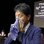 　授賞式後、記者団に対し「正しいはなのかみ方」を実演する旭川医科大の高原幹教授＝３日、スイス・チューリヒ（共同）
