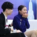 　ジュニアＧＰタイ大会、女子ショートプログラムの「キス・アンド・クライ」で笑顔を見せる金沢純禾＝３日、バンコク（ゲッティ＝共同）