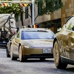 　米テキサス州でのイベントで登場した、金色の自動運転タクシー「サイバーキャブ」＝３日、オースティン（ロイター＝共同）