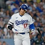 　２日のカージナルス戦の二回、死球を受けたドジャースの大谷＝ロサンゼルス（共同）