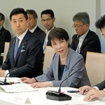 　熊本地震の非常災害復旧復興本部の初会合で発言する高市首相（右から２人目）＝４日午前、首相官邸