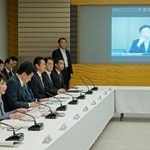 　熊本地震の非常災害復旧復興本部の初会合で発言する高市首相（左から３人目）。右はオンラインで出席した熊本県の木村敬知事＝４日午前、首相官邸