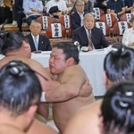　稽古総見を見守る日本相撲協会の八角理事長（奧右から２人目）ら＝両国国技館（代表撮影）