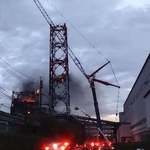 　煙が上がる日本製紙八代工場＝３日、熊本県八代市