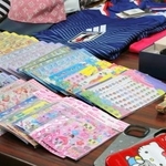 　知的財産権を侵害するとして、税関で輸入を差し止められた模倣品＝４日午後、財務省