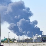 　４月、イランの無人機攻撃を受け、煙が上がるクウェート国際空港（ゲッティ＝共同）