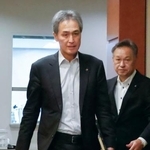 　文献調査に関する議員向け勉強会に向かう茨城県常陸大宮市の鈴木定幸市長（左）＝４日午後、常陸大宮市役所