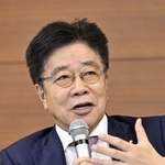 　共同通信加盟社論説研究会で講演する、自民党の加藤勝信前財務相＝４日午後、東京・東新橋
