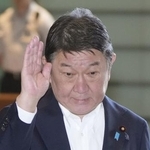 　首相官邸に入る茂木外相＝８月