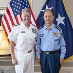 　写真に納まる米太平洋軍のパパロ司令官（左）と中国軍の東部戦区の楊志斌司令官＝８月、カナダ西部ビクトリア（米太平洋軍提供・共同）
