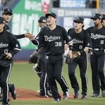 　ロッテに勝利し、タッチを交わすオリックスナイン＝京セラドーム