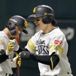 　１回、先頭打者本塁打を放ち周東（左）に迎えられるソフトバンク・正木＝みずほペイペイドーム