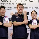 　ラグビーを表す手話で写真撮影に応じる、デフラグビー男子日本代表の（左から）大塚貴之と岸野楓＝東京都新宿区