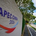 　中国広東省深セン市内に掲げられた「ＡＰＥＣ　ＣＨＩＮＡ　２０２６」のロゴ＝６月（共同）